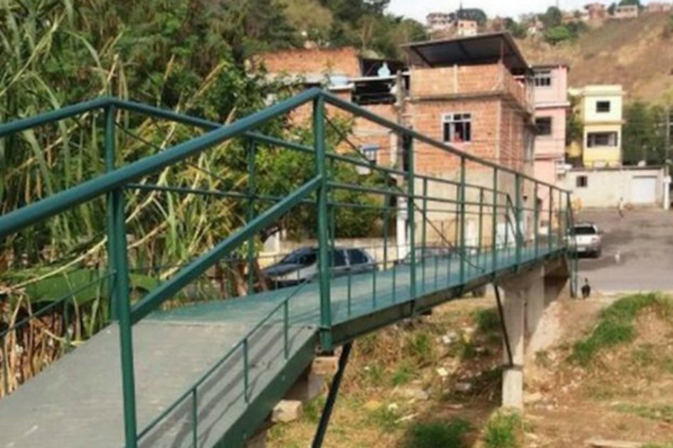 Vecinos se unen y construyen un puente 54 veces más barato de lo estimado por el Estado