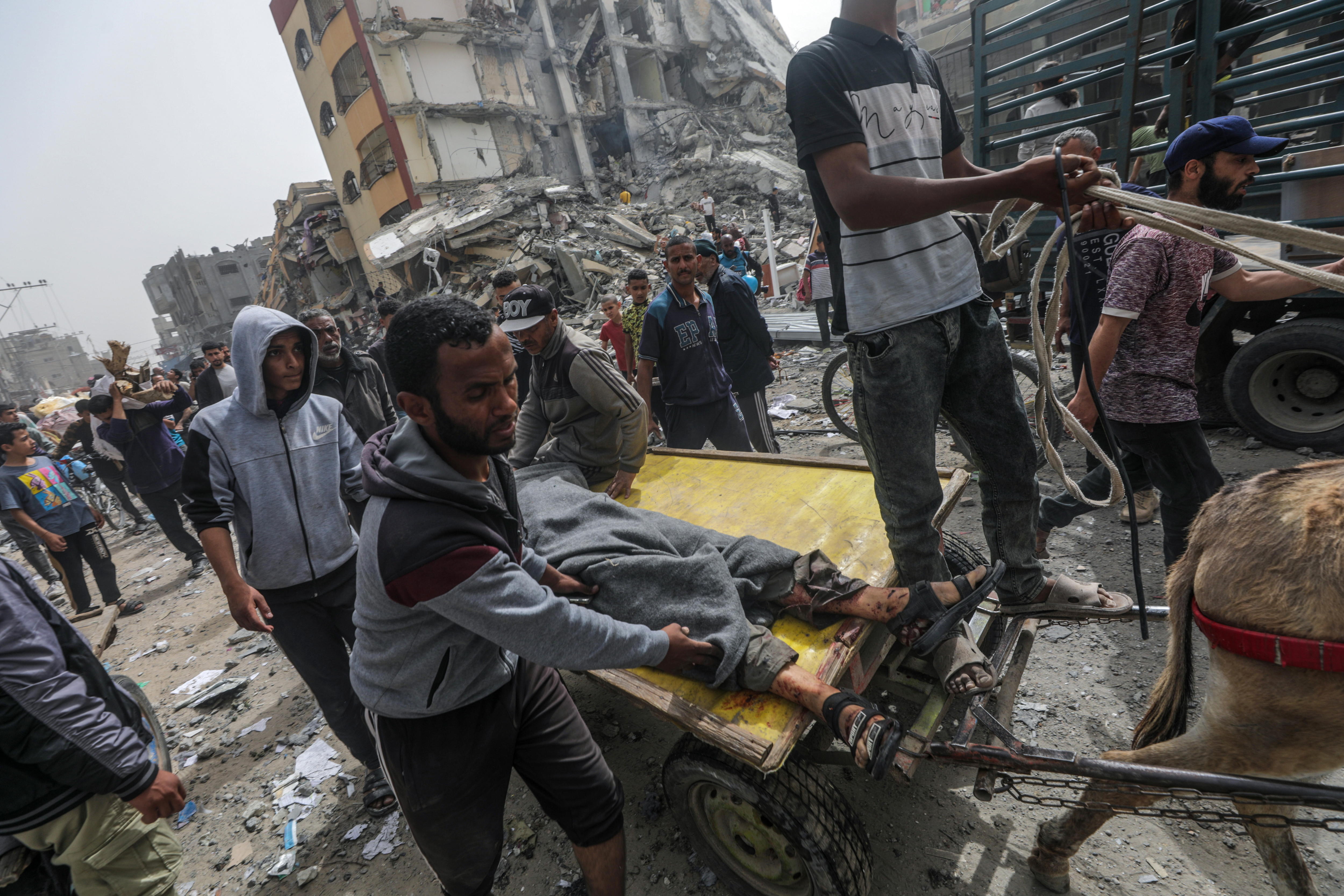 Al Nusairat (--), 18/04/2024.- Palestinians use a donkey cart to carry the body of a man to a hospital after returning to Al Nusairat refugee camp following the Israeli army'Äôs withdrawal from the area, southern Gaza Strip, 18 April 2024. More than 33,900 Palestinians and at least 1,450 Israelis have been killed, according to the Palestinian Health Ministry and the Israel Defense Forces (IDF), since Hamas militants launched an attack against Israel from the Gaza Strip on 07 October 2023, and the Israeli operations in Gaza and the West Bank which followed it. EFE/EPA/MOHAMMED SABER