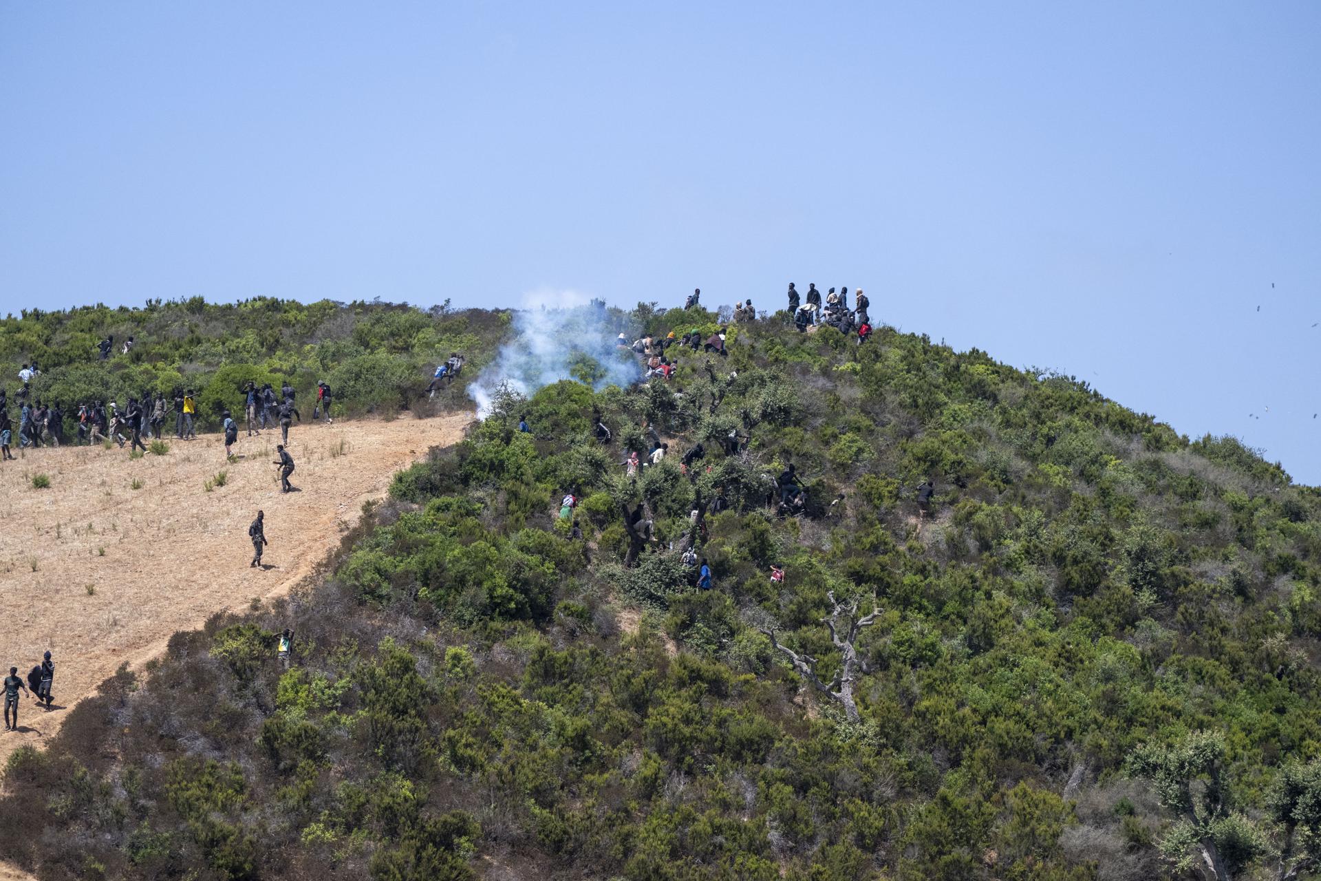 Castillejos (Morocco), 15/08/2026.- Sub-Saharan African and Sudanese migrants gather near Fnideq (Castillejos), Morocco, as they attempt to enter the Spanish city of Ceuta, 15 August 2026. Moroccan security sources said the attempted crossings took place in a mountainous area on the outskirts of Castillejos, southwest of Ceuta. (Marruecos, España) EFE/EPA/JALAL MORCHIDI