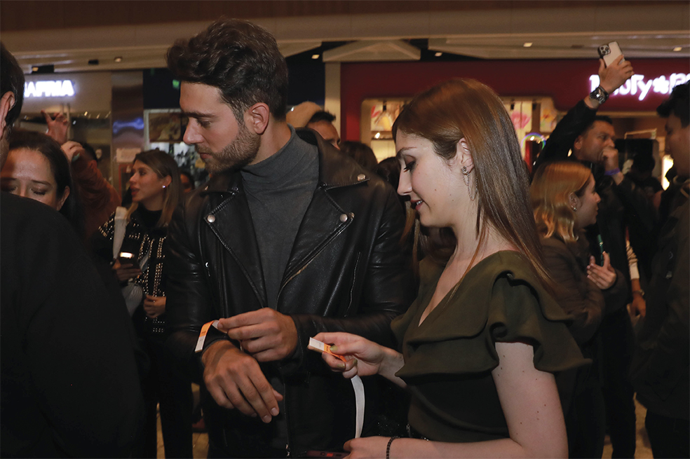 Lenard Bandera y Viviana Santos fueron vistos disfrutando una noche de cine en Bogotá.