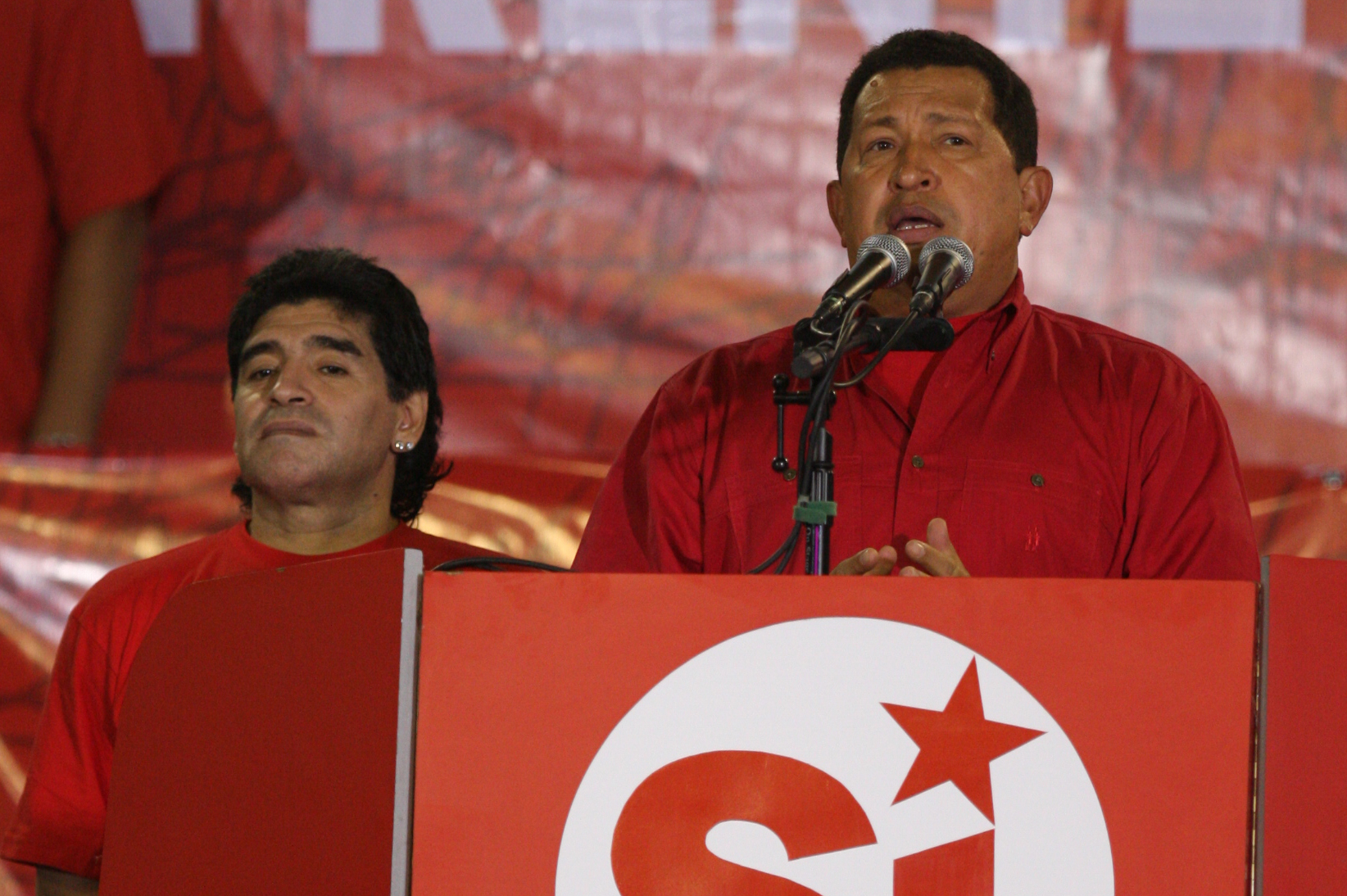 En esta foto de archivo del 4 de noviembre de 2005, el presidente venezolano Hugo Chávez bromea con el ex futbolista argentino Diego Armando Maradona durante la manifestación masiva "Cumbre de los Pueblos" contra la IV Cumbre de las Américas, en Mar del Plata Argentina. La leyenda del fútbol argentino Diego Maradona falleció el 25 de noviembre de 2020.