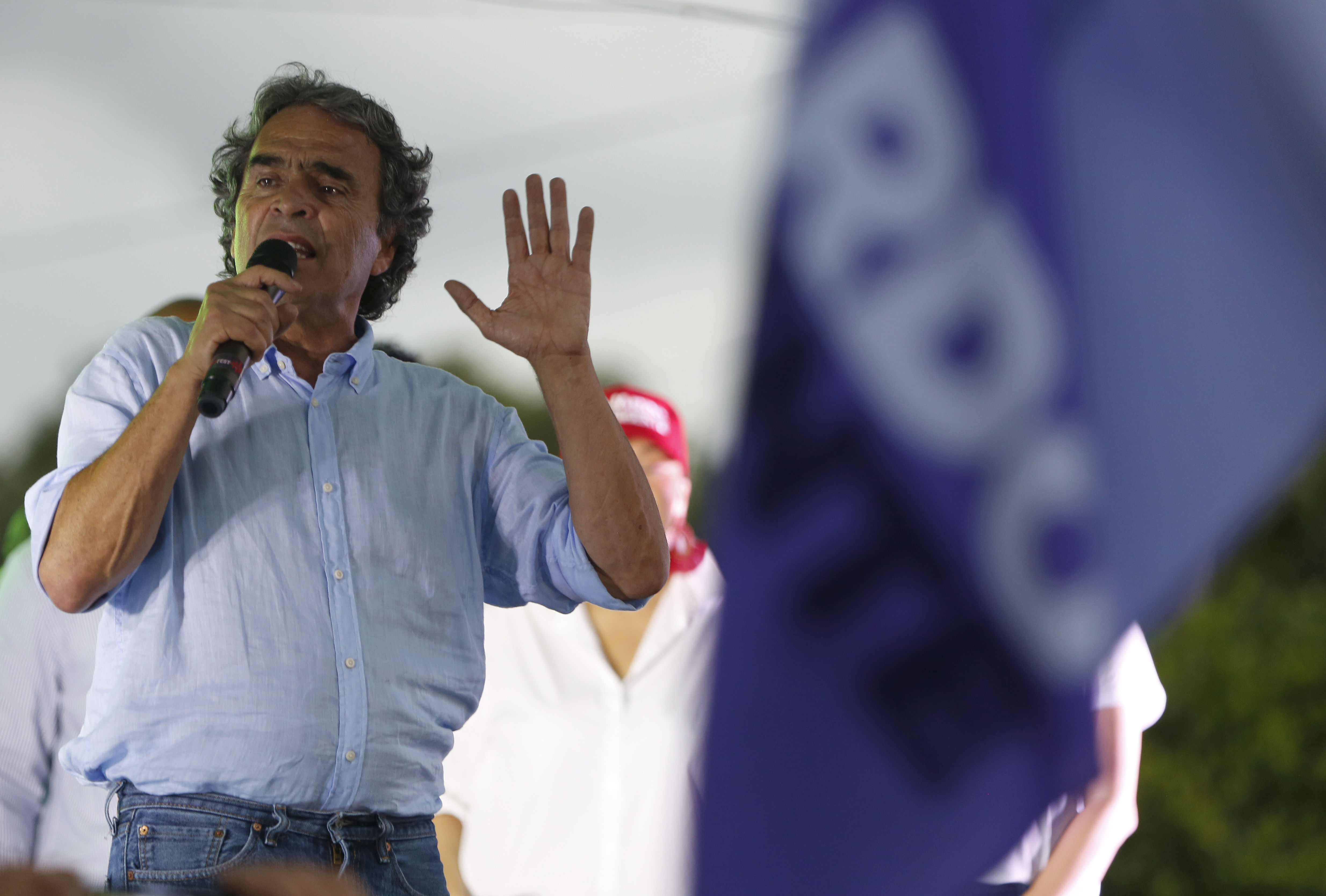 AME409. CALI (COLOMBIA), 18/05/2022.- El candidato a la presidencia de Colombia por la Coalición Centro Esperanza Sergio Fajardo es visto durante un acto de campaña, hoy en Cali (Colombia). EFE/Ernesto Guzmán Jr.