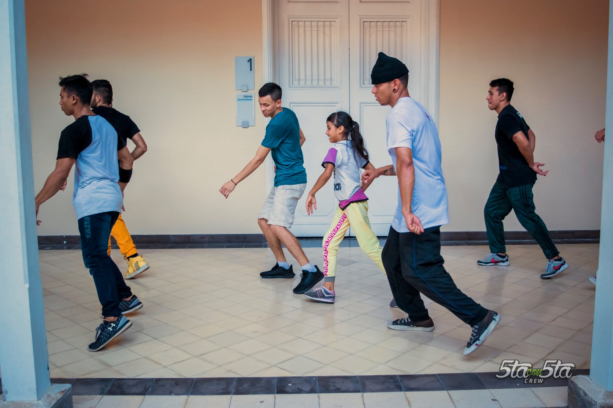Jóvenes bailando