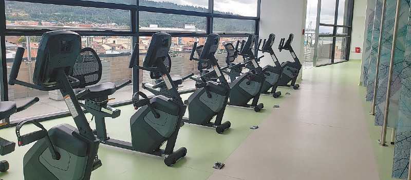 Sección del gimnasio de fisioterapia del centro de atención en salud Cafam. 
