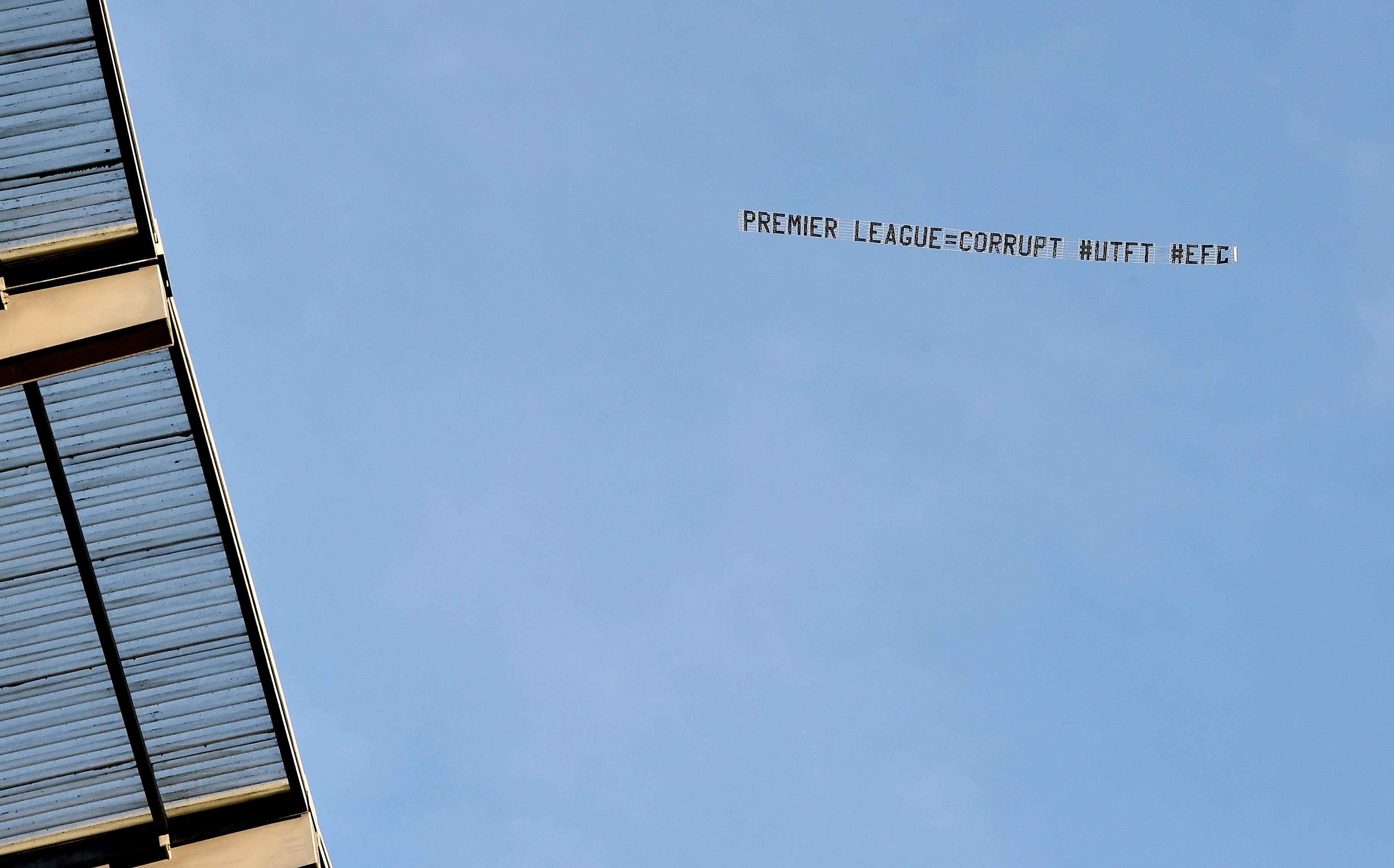 “Premier League corrupta”: el cartel que sobrevoló el Manchester City vs. Liverpool