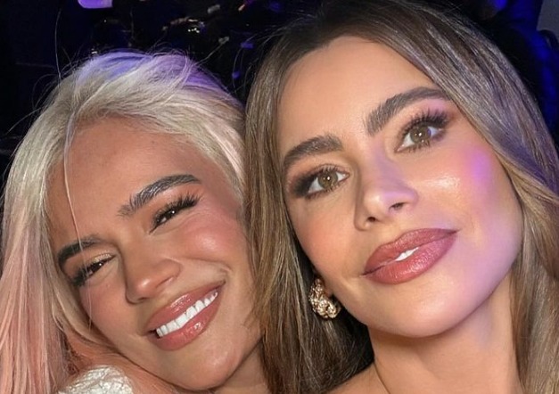 Sofía Vergara le entregó a Karol G el premio ‘Mujer del Año’ en los Billboard