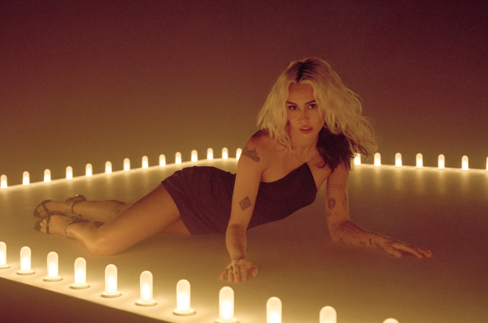 Miley Cyrus estrena “Endless Summer Vacation” y una nueva versión de “Flowers”