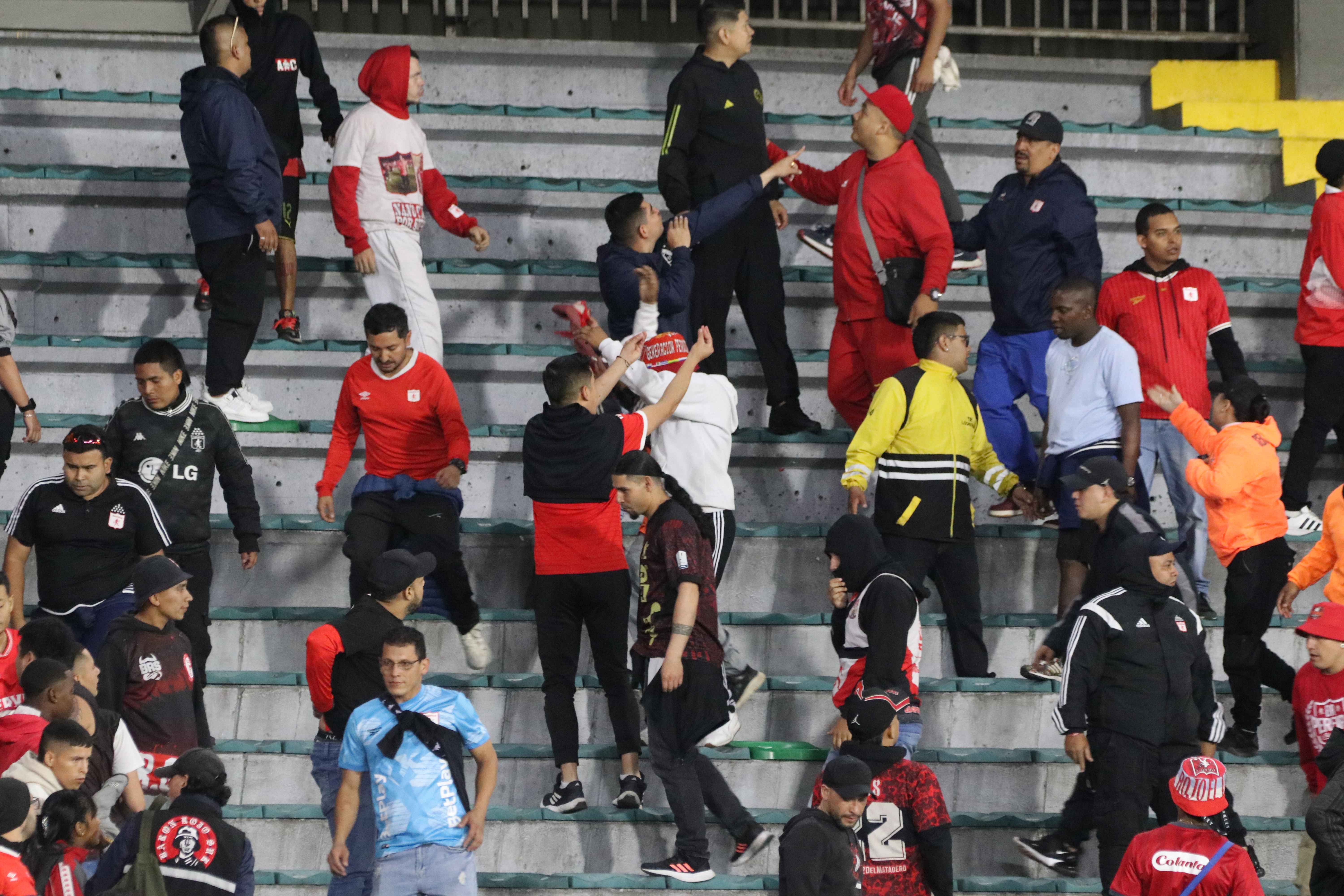 Hinchas afectados y peleas entre barras bravas durante el partido entre Santa Fe y América de Cali en el Estadio El Campin de Bogotá
