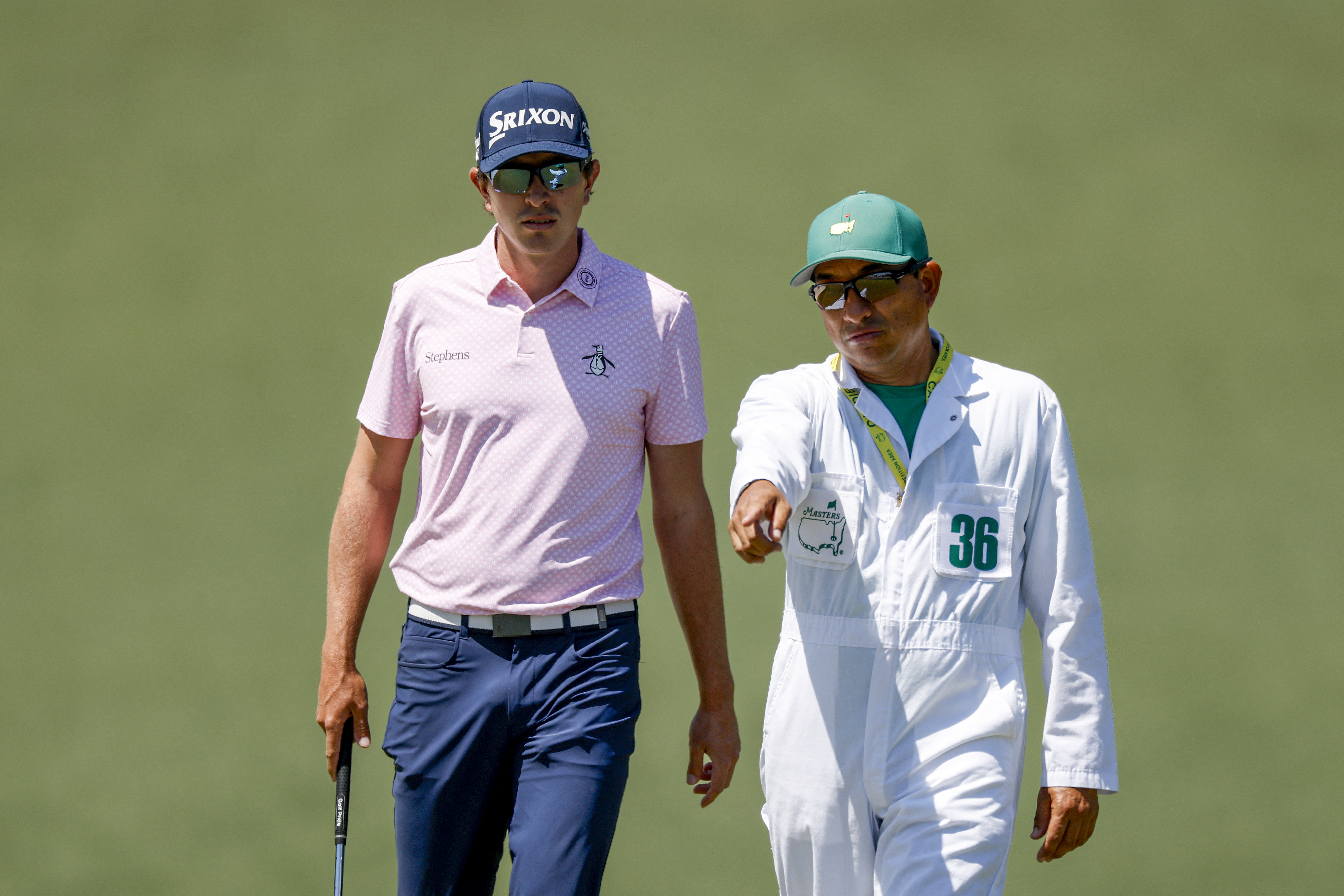 El golfista colombiano Nicolás Echavarría (izq.) junto a su caddie Fabián Azcárate, en la ronda final del Masters de Augusta 2025.