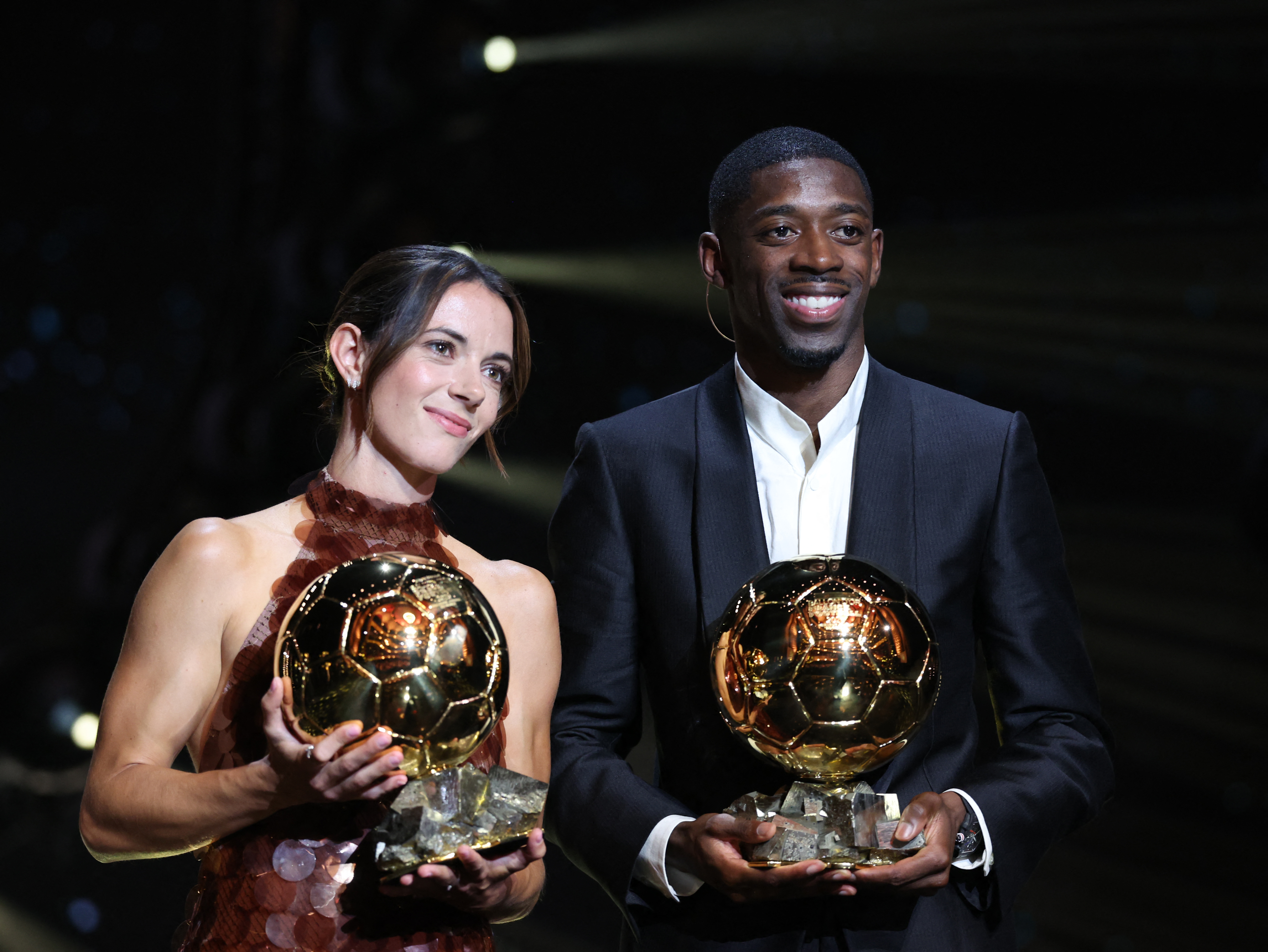 El delantero francés del Paris Saint-Germain, Ousmane Dembélé, y la centrocampista española del Barcelona y ganadora del Balón de Oro 2024, Aitana Bonmati, posan después de recibir los premios Balón de Oro durante la ceremonia de entrega del Balón de Oro 2025 de France Football en el Teatro du Châtelet en París el 22 de septiembre de 2025.