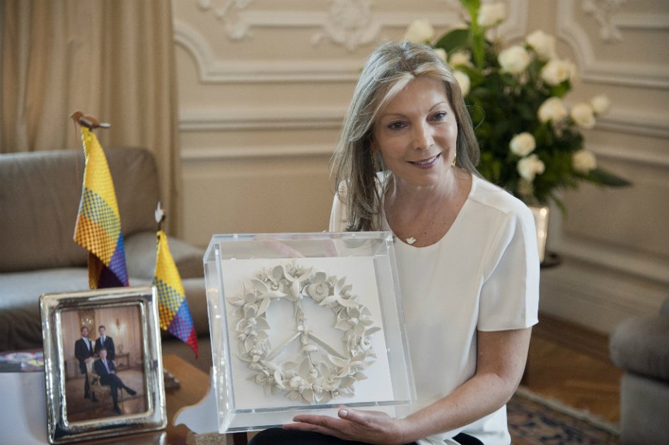 Santos regalará escultura de paz al Papa y a reyes de Suecia y Noruega