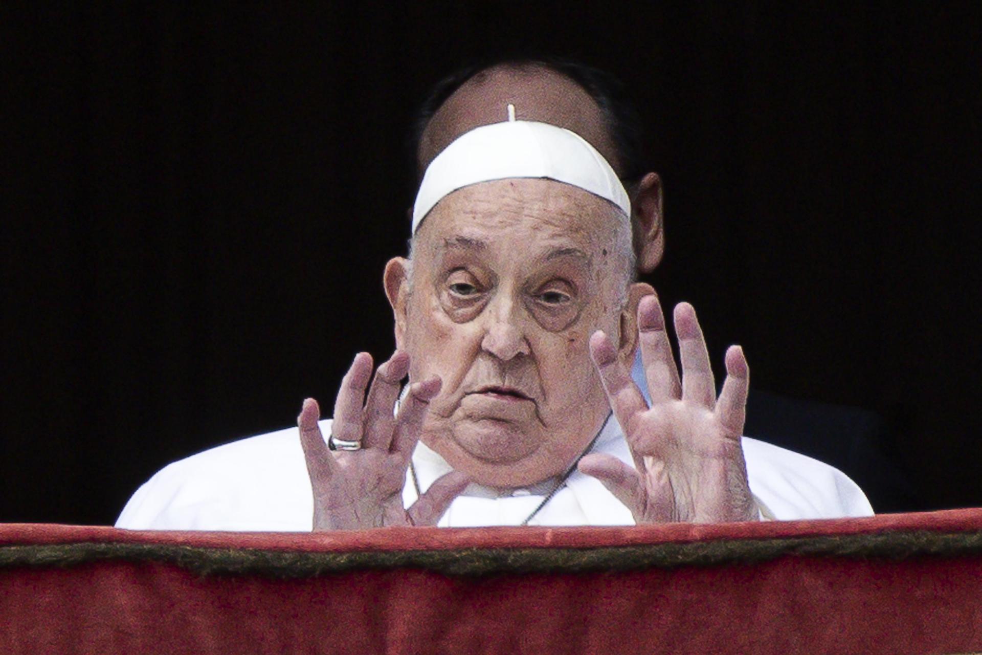 El papa Francisco reaparece para el Urbi et Orbi y condena “la carrera de rearme”