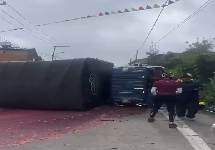 Así fue el volcamiento de tractocamión que cerró la vía Bogotá-La Calera: rutas alternas