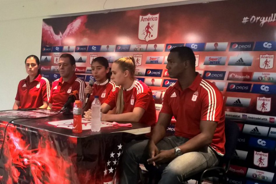 Las directivas del América durante la presentación de Usme y Regnier. / @AmericadeCali