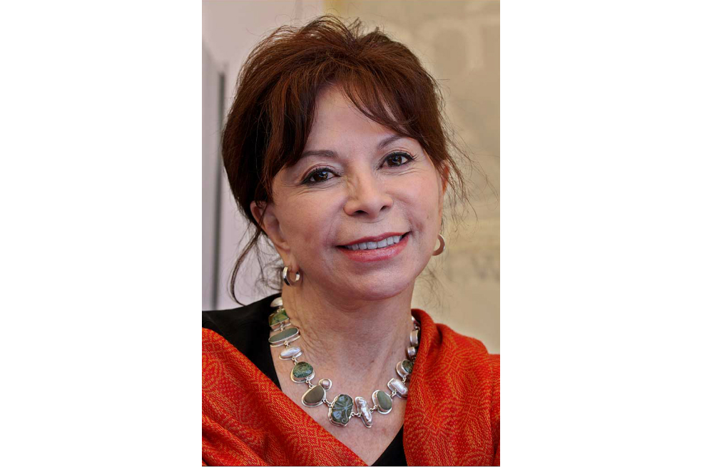 Las mujeres tienen que ganar su espacio «a patadas», denuncia Isabel Allende