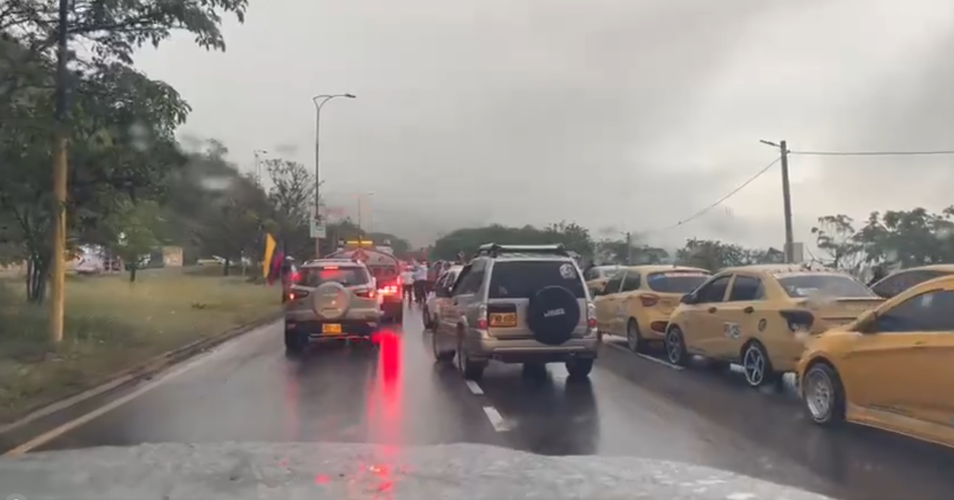 Taxistas se tomaron la vía al aeropuerto Palonegro en Bucaramanga, ¿qué piden?
