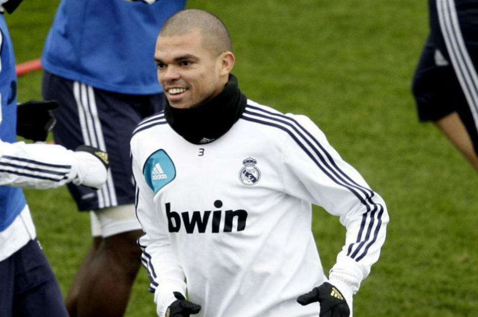 Real Madrid afirma que el defensa Pepe "no está en venta"