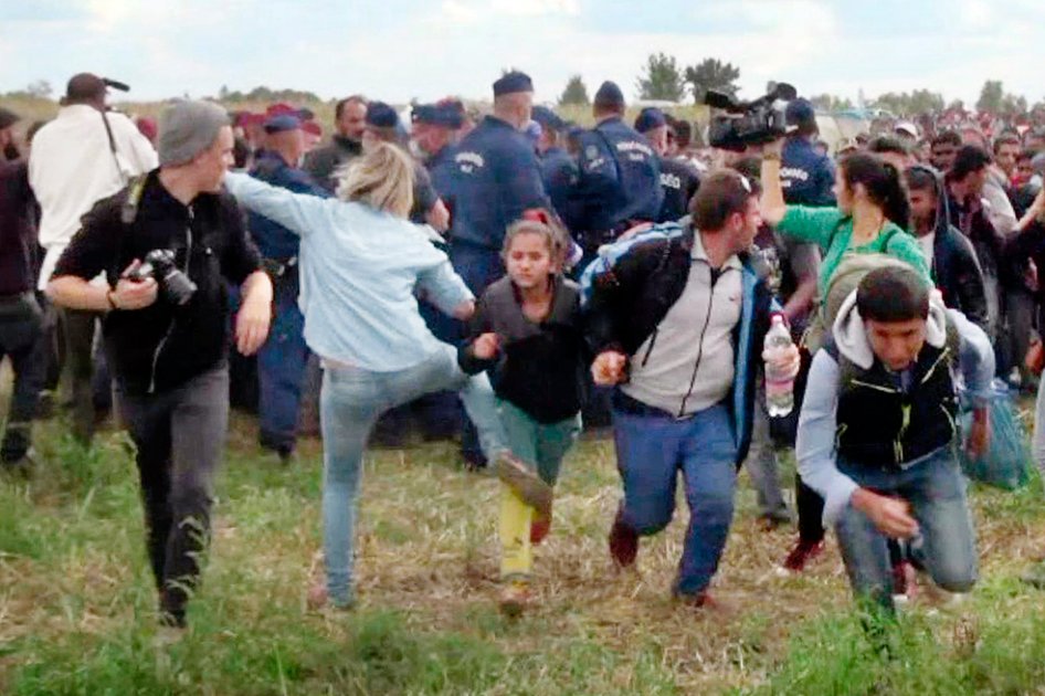 Reportera húngara asegura que golpeó a migrantes porque «entró en pánico»