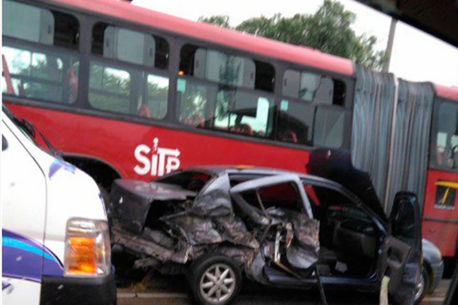 Choque de carro particular, ruta escolar y bus de Transmilenio genera caos en Autopista Norte