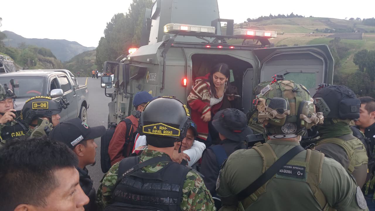 AME3882. CAUCA (COLOMBIA), 10/02/2026.- Fotografía tomada de la cuenta oficial de X de la TerceraDivisión del Ejército Nacional @Ejercito_Div3 que muestra a militares acompañando el reencuentro de la senadora indígena Aída Quilcué (c- abajo) con su familia este martes, en el Cauca (Colombia). La guardia indígena del departamento colombiano del Cauca (suroeste) encontró con vida a Quilcué y a miembros de su esquema de seguridad, horas después de que su equipo denunciara que había sido secuestrada, confirmaron fuentes oficiales. EFE/ @ejercito_div3 /SOLO USO EDITORIAL/ NO VENTAS/ SOLO DISPONIBLE PARA ILUSTRAR LA NOTICIA QUE ACOMPAÑA (CRÉDITO OBLIGATORIO)/ MÁXIMA CÁLIDAD DISPONIBLE
