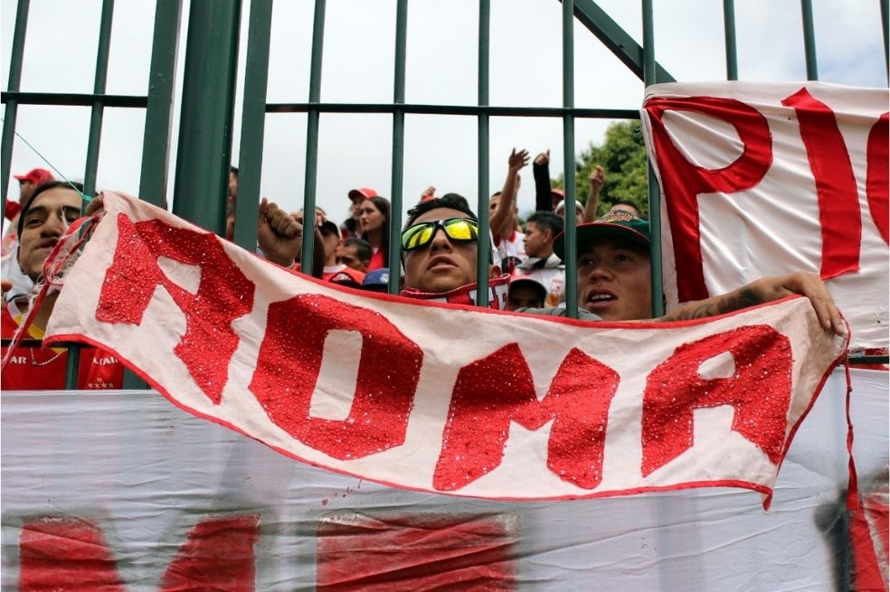 Seguidores de Independiente Santa Fe apoyando a su equipo en el compromiso amistoso contra Patriotas.