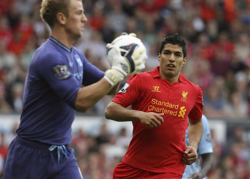 Liverpool y Manchester City empatan con goles de Luis Suárez y Tevez