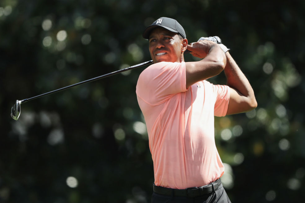Tiger Woods arrancó en la cima del PGA Championship