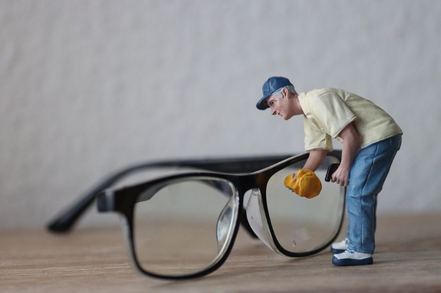 Limpiar las gafas: no en seco, ¿alcohol? y nunca con la falda de la camiseta