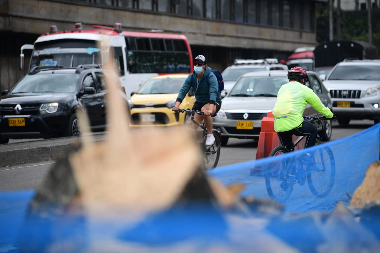 Rechazo e indignación causó la tala de árboles que comenzó el Distrito en la avenida 68 para la construcción de la nueva troncal de Transmilenio.