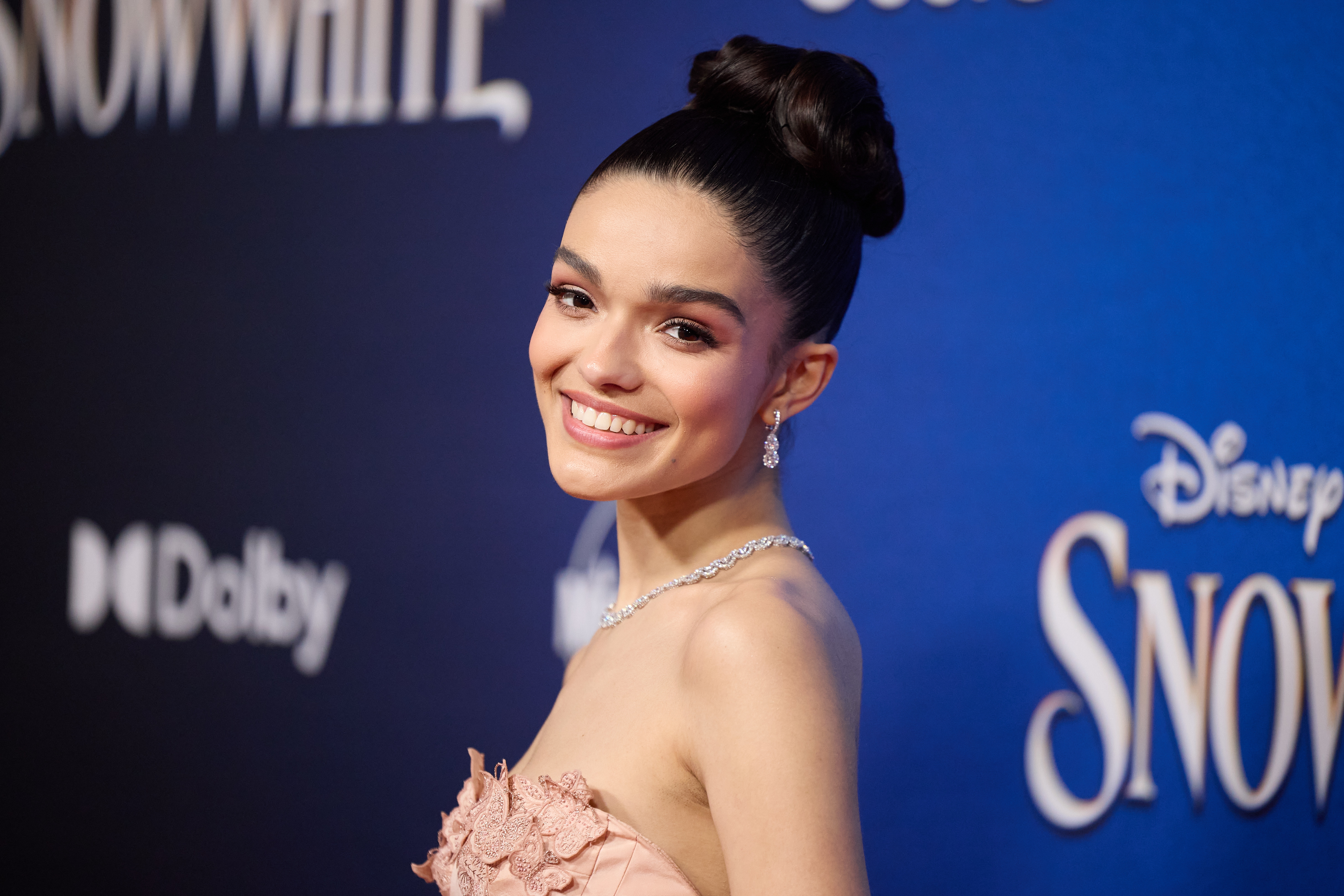 LOS ANGELES (United States), 15/03/2025.- Rachel Zegler arrives to the premiere of Disney’s 'Snow White' at El Capitan in Los Angeles, California, USA, 15 March 2025.  EFE/EPA/ALLISON DINNER