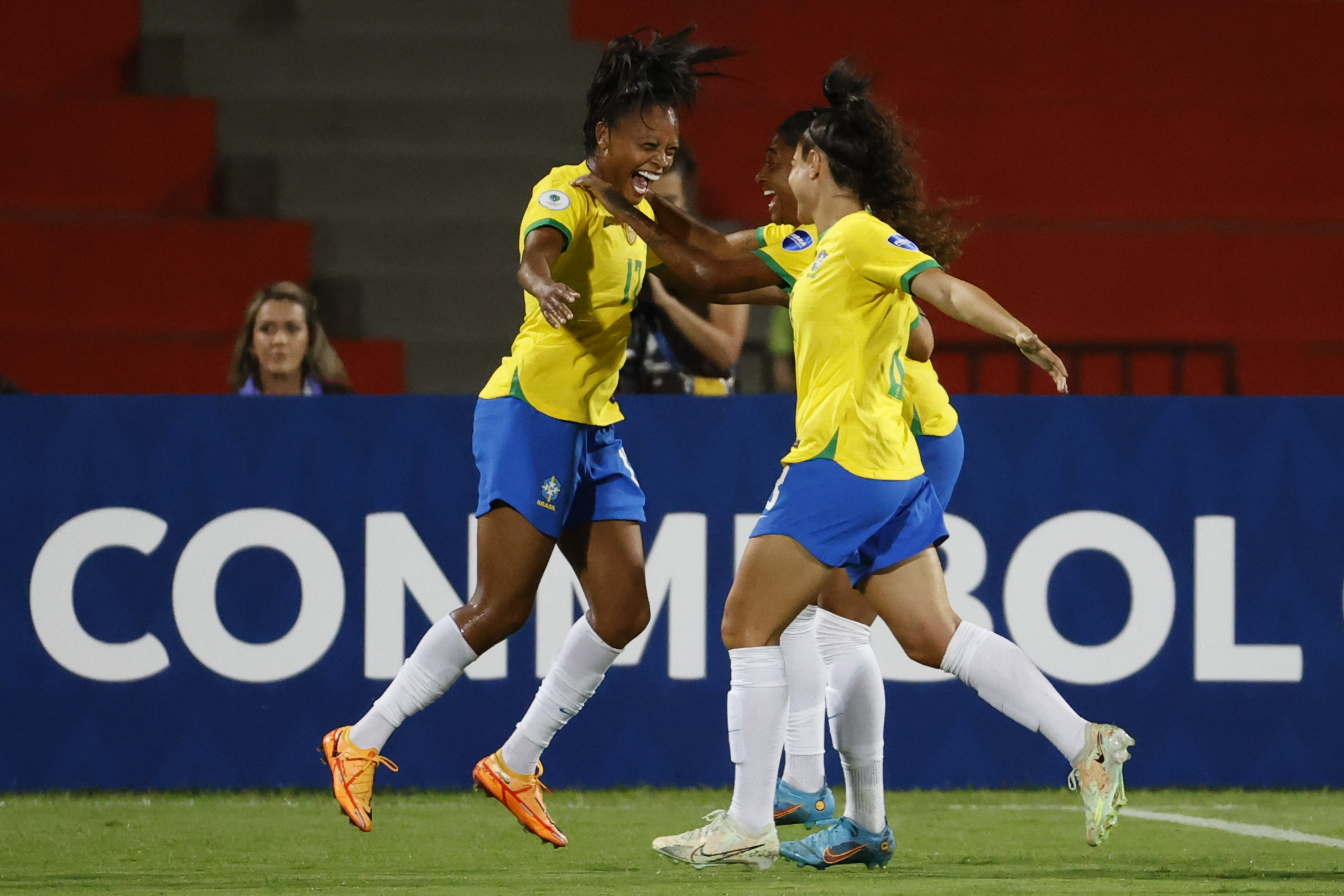 AMDEP5029. BUCARAMANGA (COLOMBIA), 26/07/2022.- Ary Borges (i) de Brasil celebra un gol hoy, en un partido de las semifinales de la Copa América Femenina entre Brasil y Paraguay en el estadio Alfonso López en Bucaramanga (Colombia). EFE/Mauricio Dueñas Castañeda