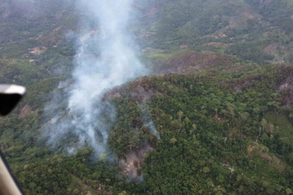 Fuertes vientos dificultan trabajos para sofocar incendio en la Sierra Nevada