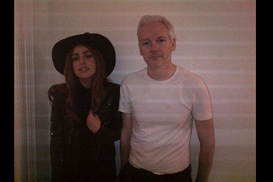 Lady Gaga visita a Julian Assange en la embajada de Ecuador
