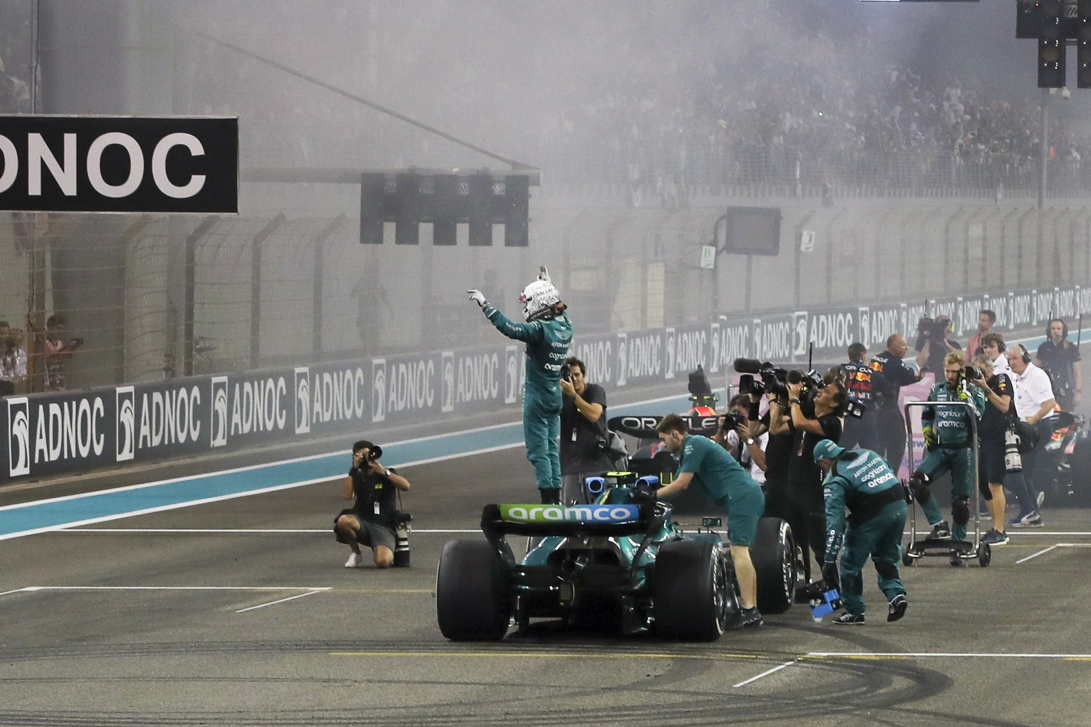 Abu Dhabi (United Arab Emirates), 20/11/2022.- German Formula One driver Sebastian Vettel of Aston Martin cheers to crowds after finishing his final F1 race of his career in the Formula One Abu Dhabi Grand Prix at Yas Marina Circuit in Abu Dhabi, United Arab Emirates, 20 November 2022. (Fórmula Uno, Emiratos Árabes Unidos) EFE/EPA/ALI HAIDER