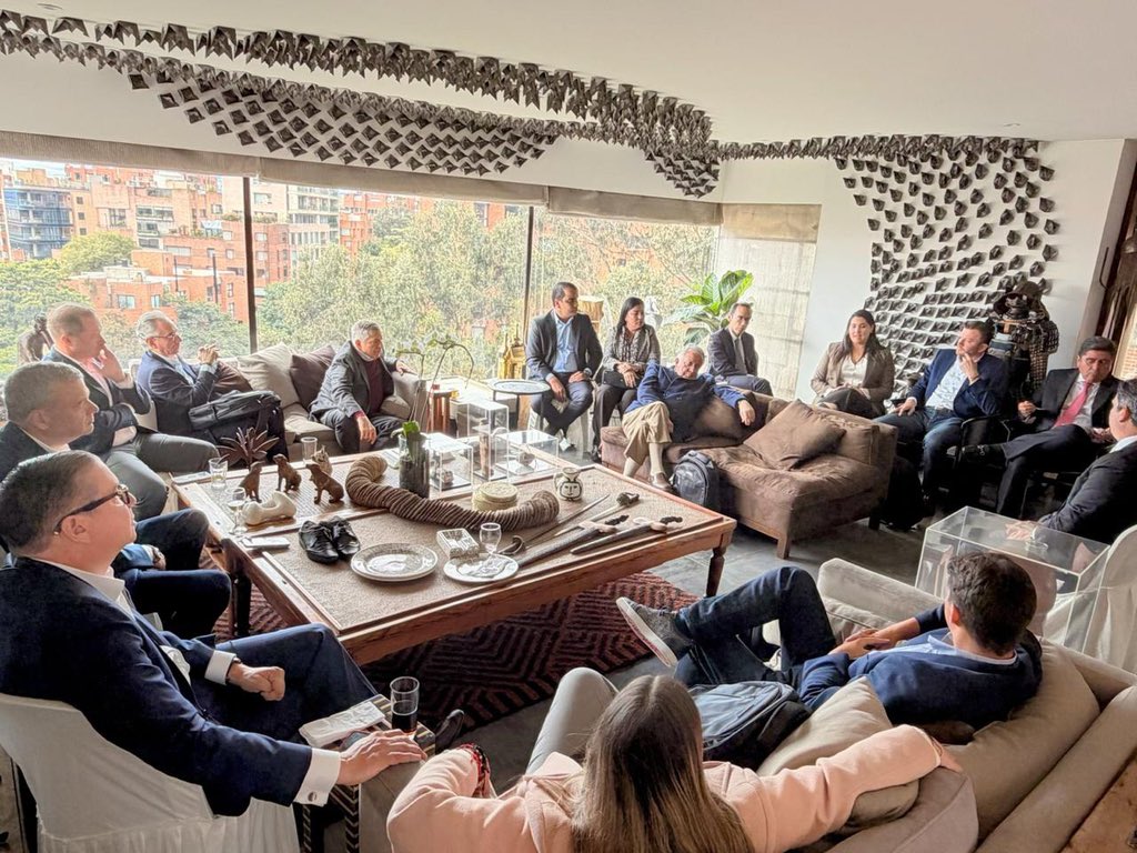 Bancada liberal reunida en la casa de César Gaviria.