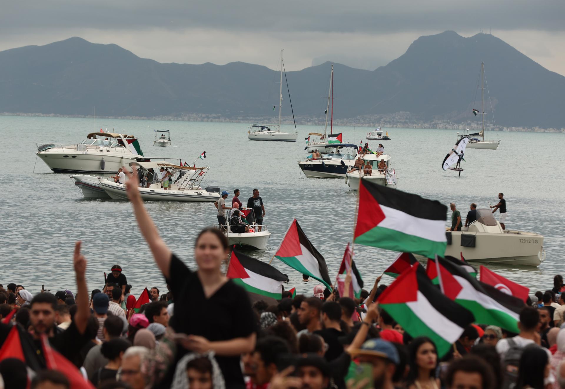 La flotilla que lleva ayuda a Gaza, bajo alerta por ataques de drones israelíes