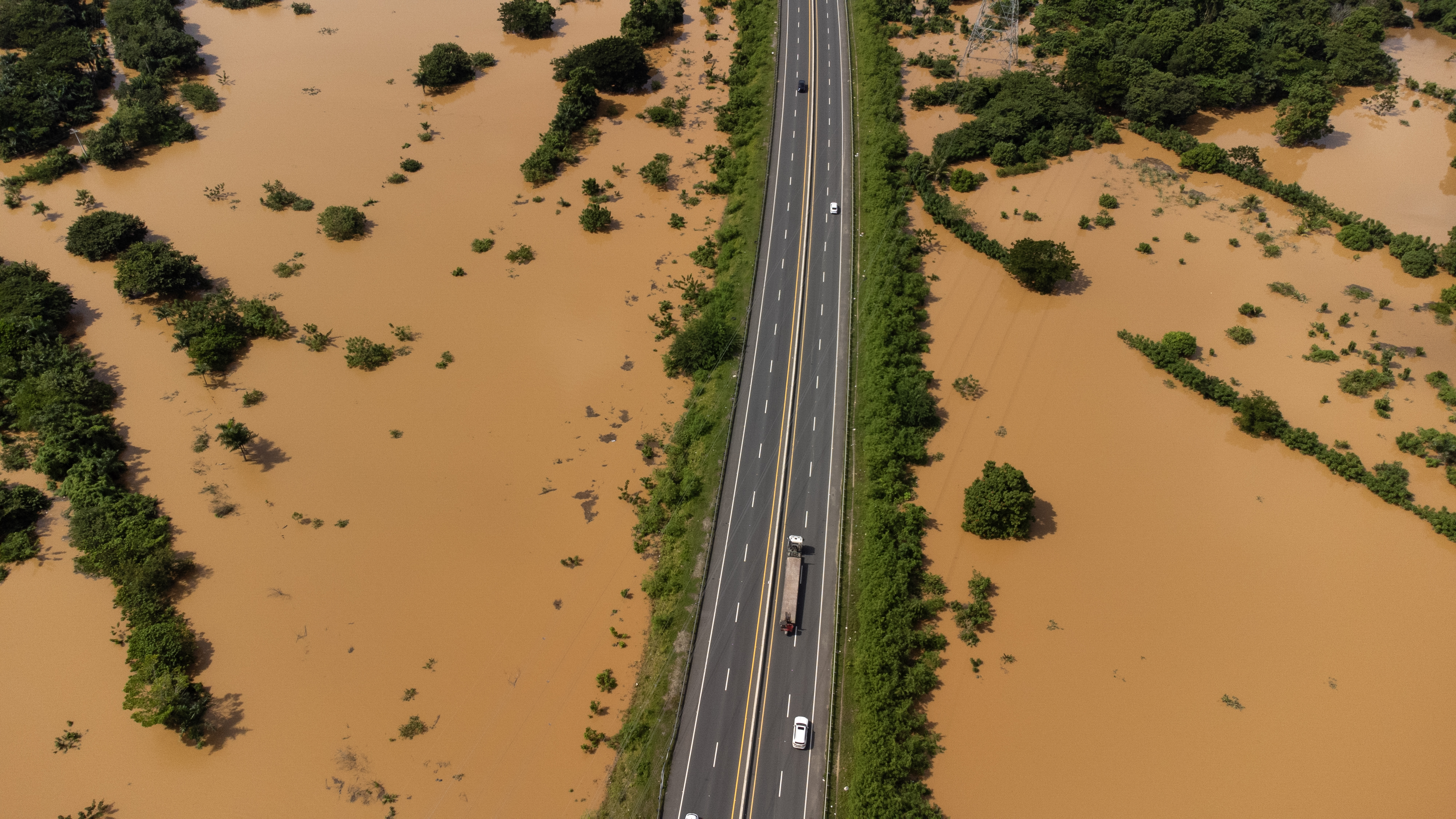 -FOTODELDÍA- AME8445. AGUACATE (REPÚBLICA DOMINICANA), 20/11/2023.- Fotografía aérea de los campos y la carretera Circunvalación de Santo Domingo, afectados por las intensas lluvias caídas desde el pasado viernes, hoy, en Aguacate (República Dominicana). República Dominicana vive este lunes la primera de las tres jornadas de duelo nacional por las al menos 24 muertes que causaron las lluvias torrenciales caídas este fin de semana, consideradas las mayores precipitaciones jamás registradas en el país. En la isla son patentes las consecuencias de estas lluvias y hoy, en su rueda de prensa habitual de los lunes, el presidente del país, Luis Abinader, avanzó que, aunque todavía se están evaluando, los daños "van a ser extensos", en especial en los sectores de obras públicas y agricultura. EFE/ Orlando Barría