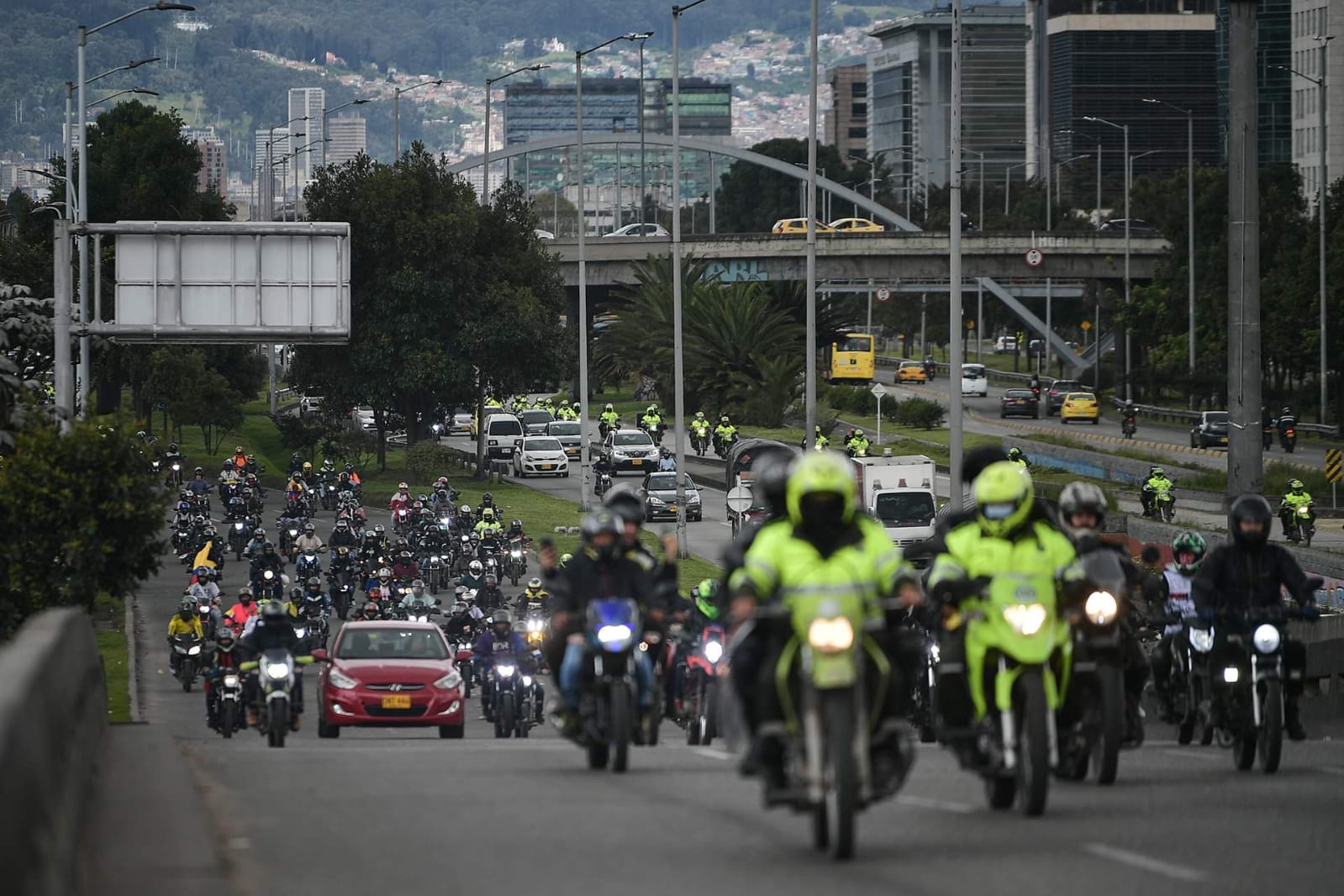 Por lo tanto, a lo largo de este jueves cientos de motociclistas se movilizaron en caravanas como protesta a la medida que consideran “improvisada” y que aseguran afecta el sustento de las personas que utilizan este medio de transporte.