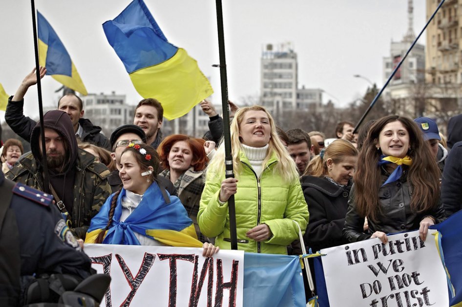 Manifestantes prorrusos permanecen a la entrada de un edificio ocupado de la administración regional en Kharkiv (Ucrania) 