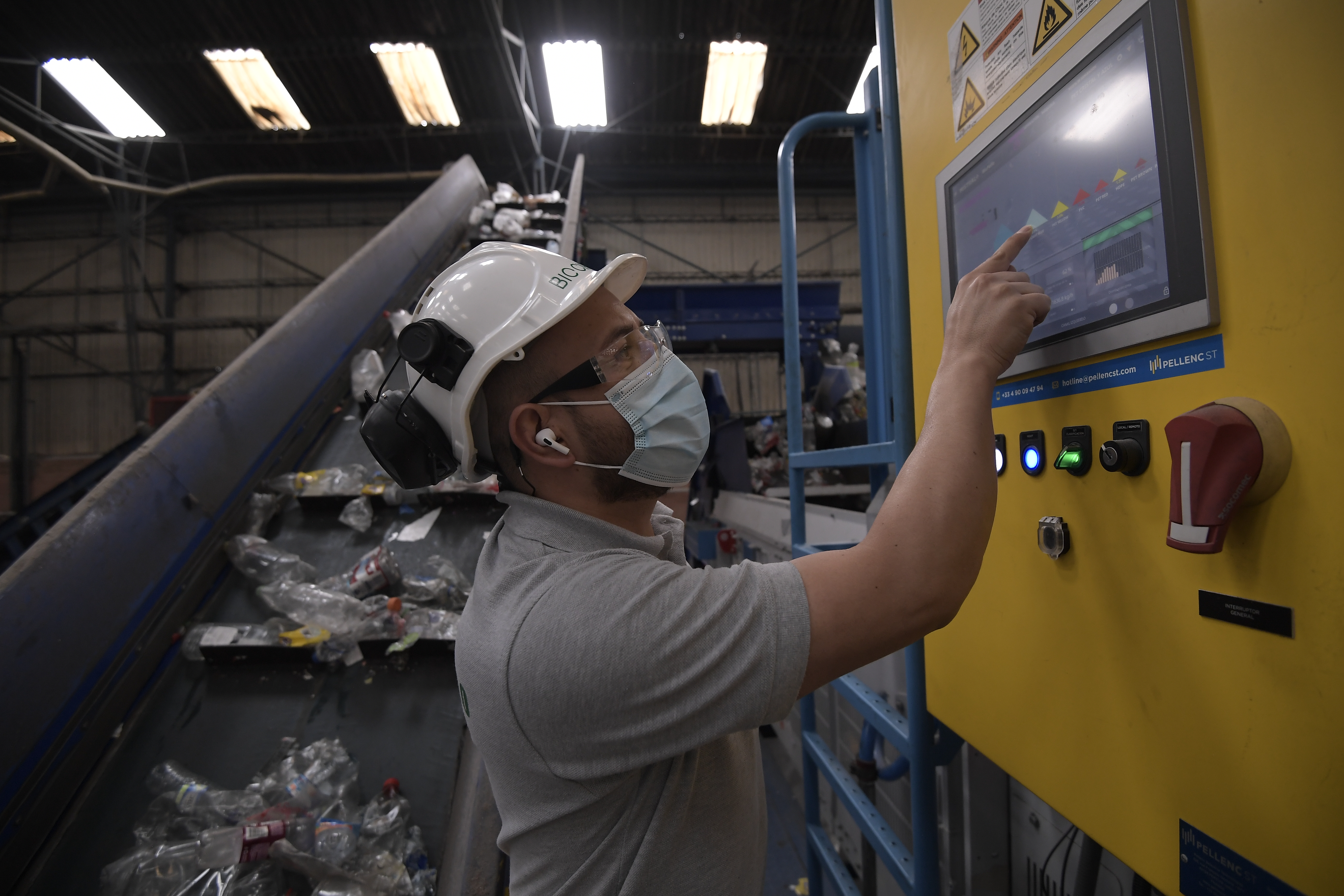 Gracias al trabajo de 2000 familias de recicladores y 160 hombres y mujeres que transforman plástico PET en empaques para alimentos, dos empresas bogotanas buscan aportar a la sostenibilidad del país.