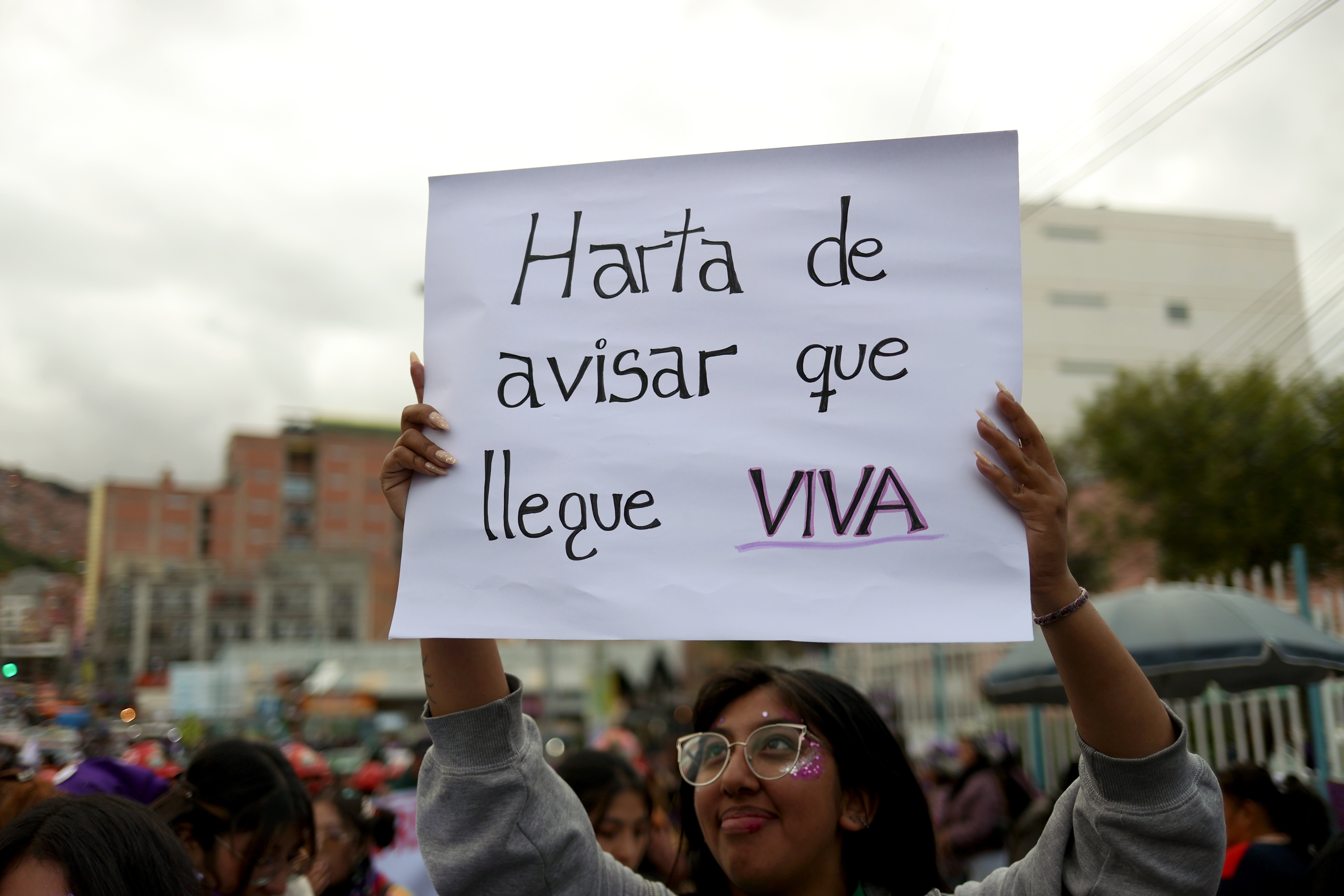 AME6799. LA PAZ (BOLIVIA), 11/04/2024.- Fotografía de archivo fechada el 8 de marzo de 2024 de una mujer durante una movilización con motivo del Día Internacional de la Mujer, en La Paz (Bolivia). Un proyecto de ley que busca proteger a los niños y adolescentes huérfanos de feminicidio fue presentado este jueves en el Parlamento de Bolivia. Algunos de los aspectos que plantea son: el pago de un bono, el acceso directo a universidades y terapias de rehabilitación para los menores. EFE/ Luis Gandarillas ARCHIVO