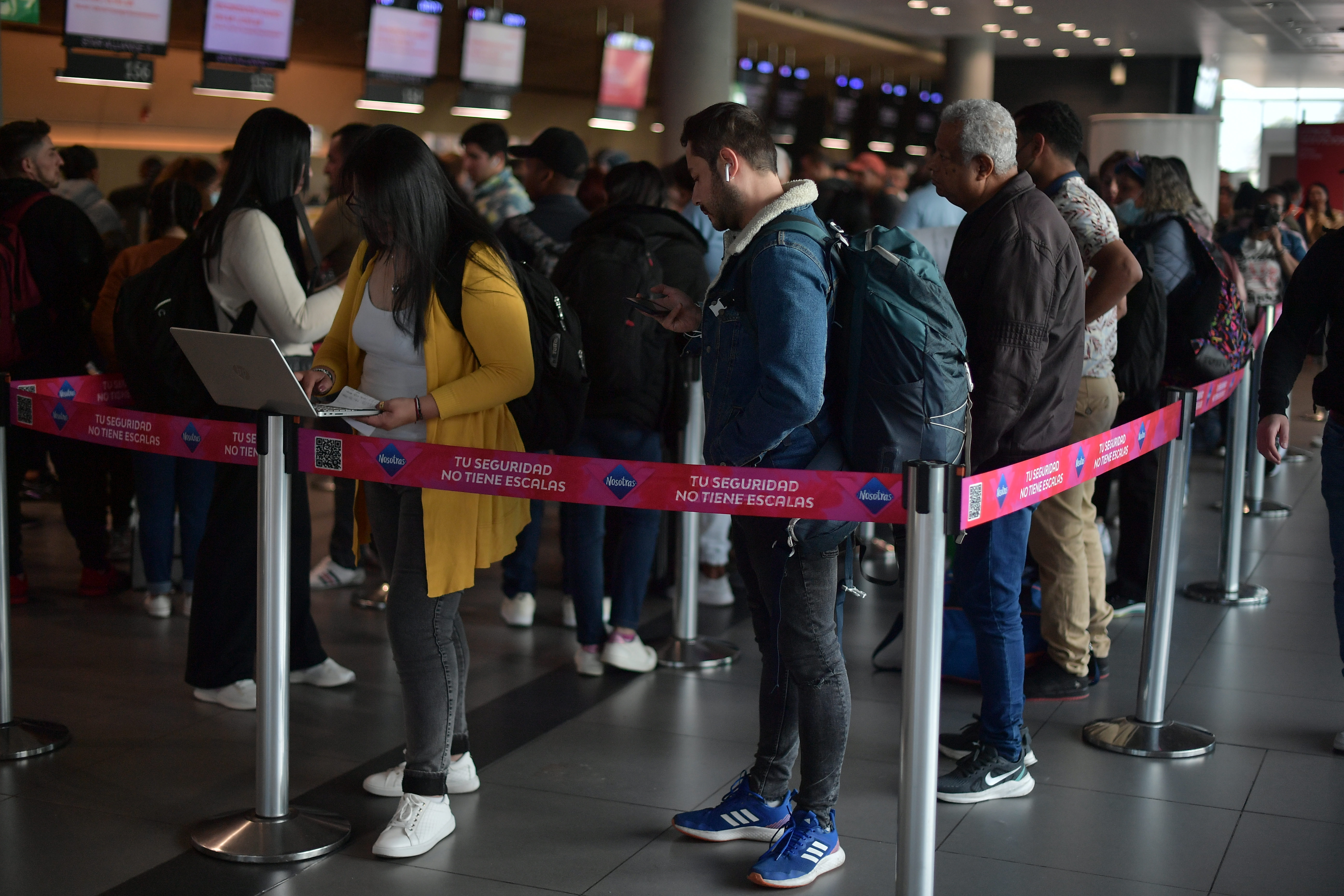 Viajeros hacen fila en el aeropuerto El Dorado por la suspensión de la operación comercial de la aerolínea Ultra Air.