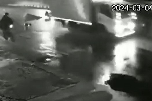 Muere motociclista tras caer por culpa de un hueco y ser arrollado por un camión