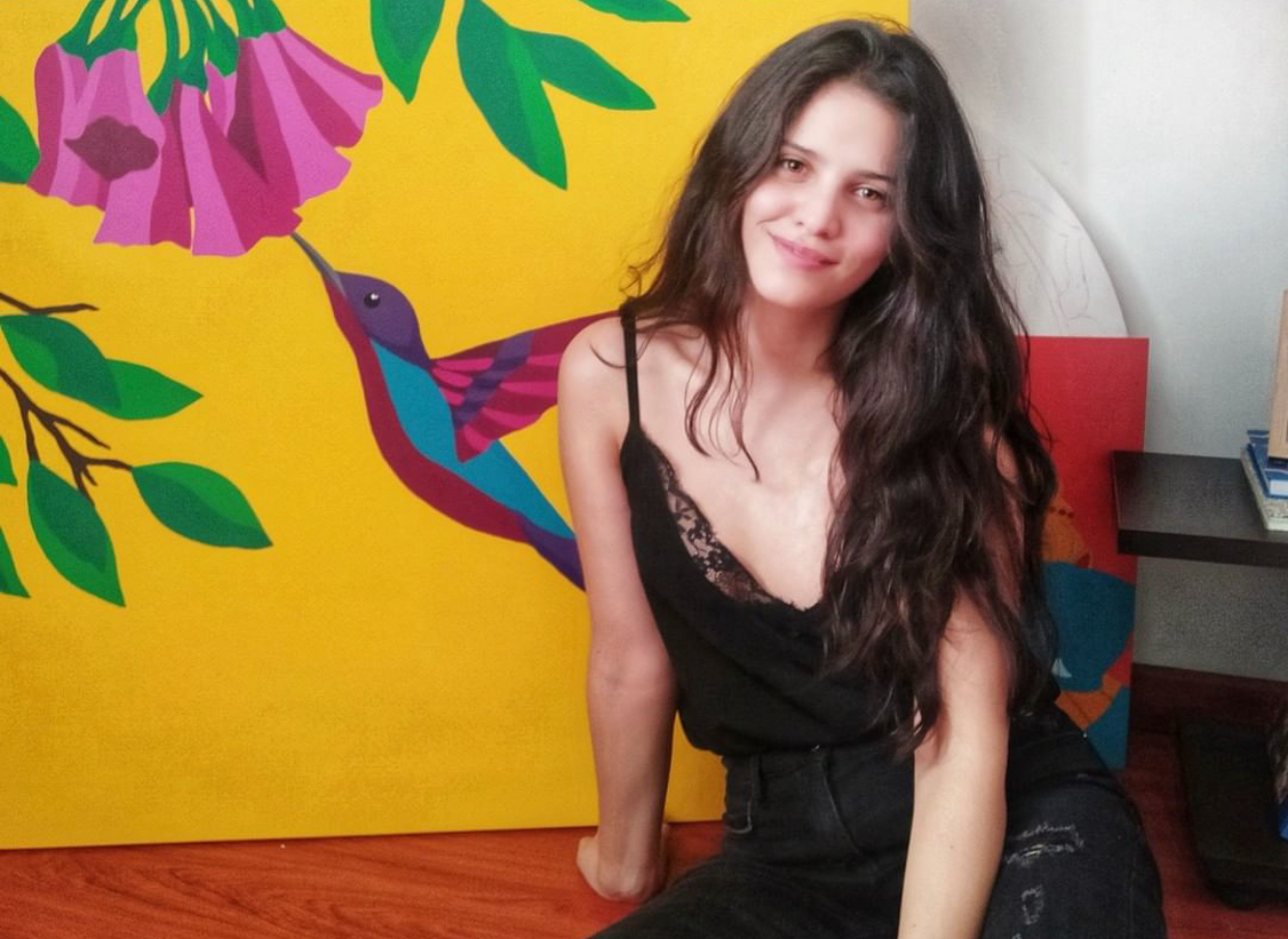 Ella le da una segunda oportunidad a la ropa a través de arte hecho a mano