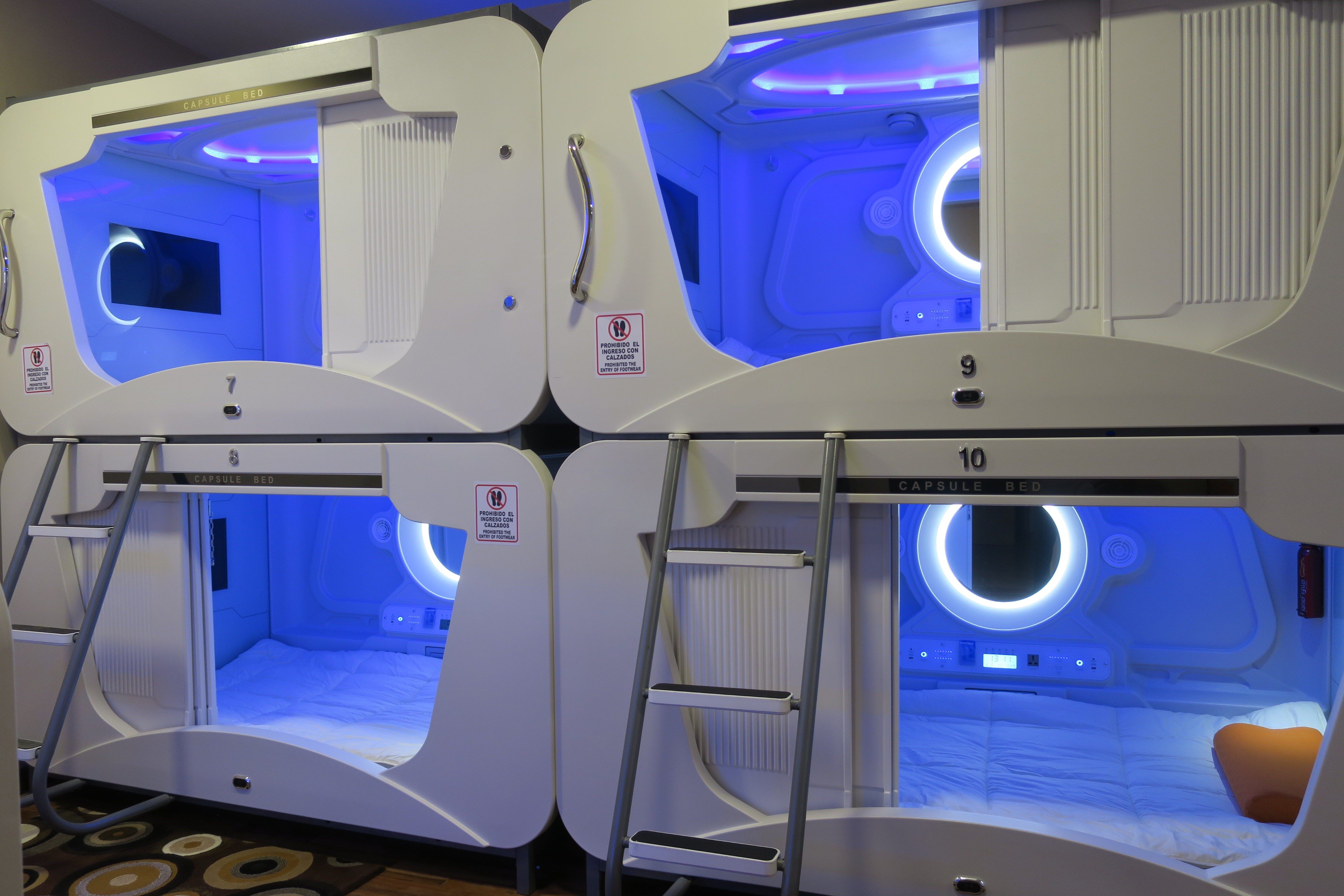 El "Prado capsule" también cuenta con áreas comunes para comer que van acorde a la modernidad futurista de las minihabitaciones que hacen tan diferente esta propuesta.Por la inauguración los precios oscilan desde los 14 a 18 dólares la noche y también ofrecen el servicio de "hospedaje express" que está destinado a todas las personas que no pueden regresar a mediodía a sus casas y que quieran descansar un par de horas.Hernández comentó que este proyecto se inició hace un año con la idea de ofrecer comodidad y modernidad a los viajeros que llegan a La Paz, la sede de Gobierno, y que se inspiraron en los hoteles cápsulas de Japón.La administradora señaló que los hoteles cápsula ya se implementan en países como España, Francia, Bélgica y Suiza, pero que en Latinoamérica es relativamente nueva la idea.
