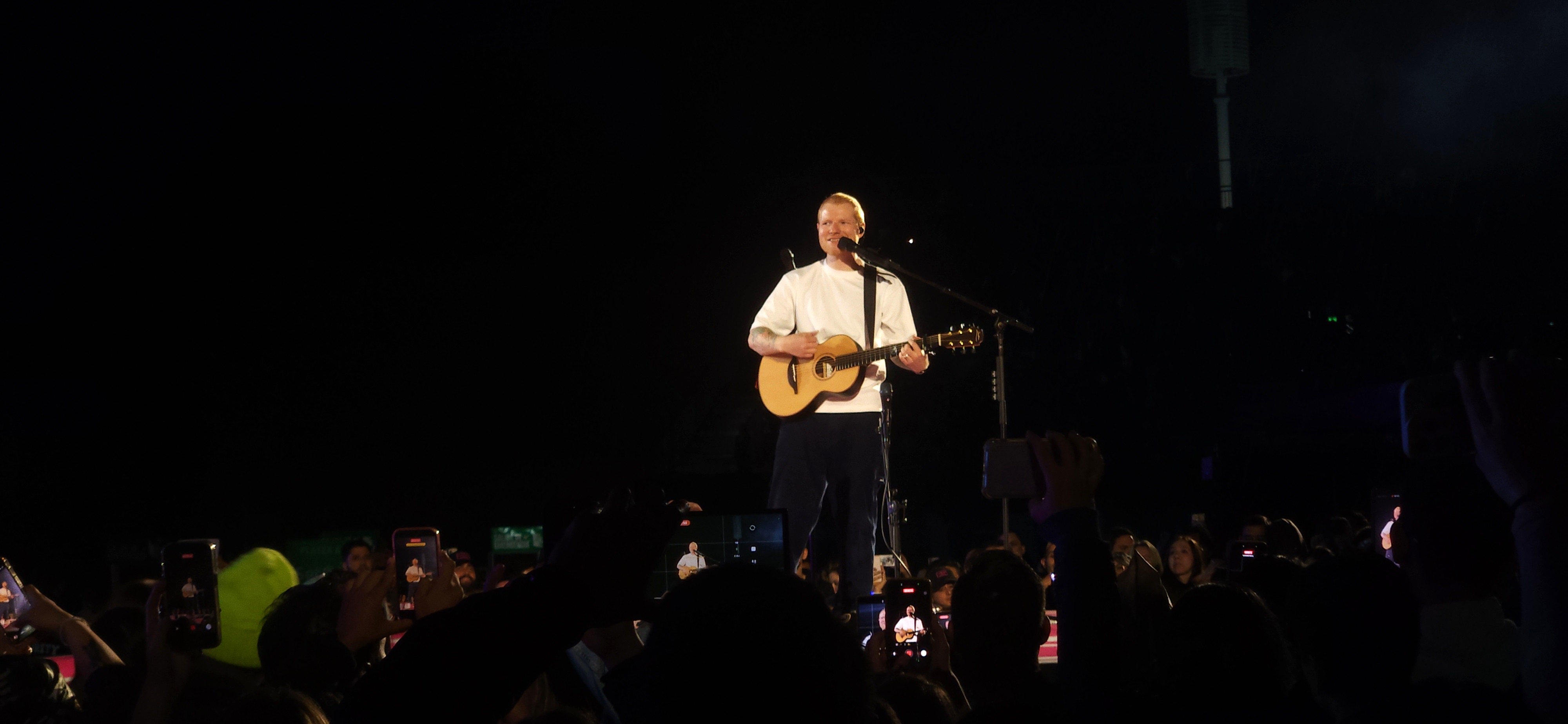 Ed Sheeran en Bogotá: una lluvia amable para una noche de nostalgia, clásicos y euforia