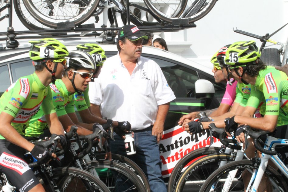 Vélez, hablando con su equipo Orgullo Paisa minutos antes de la tercera etapa en la Vuelta de la Juventud. / Fabio Cárdenas