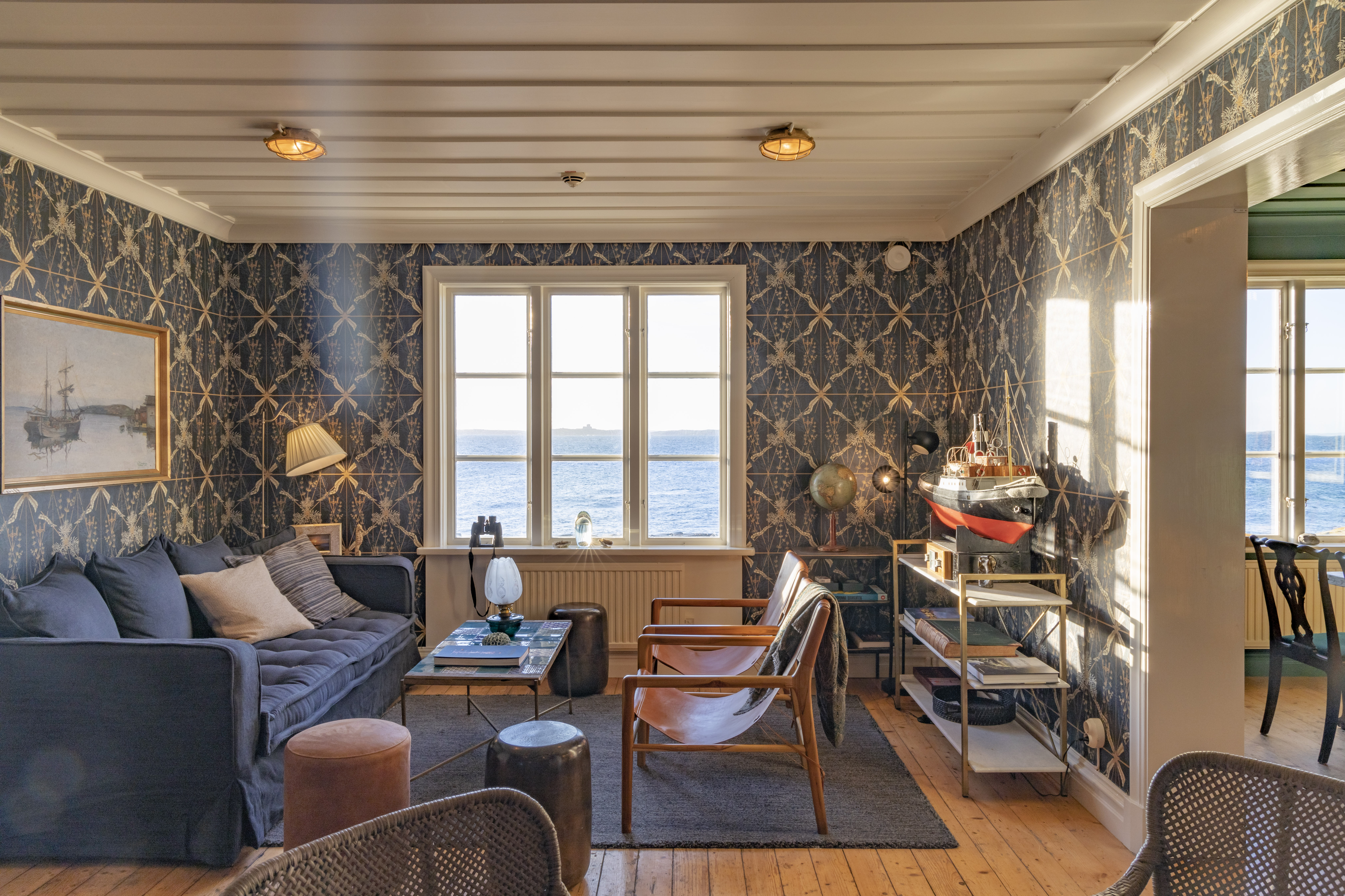 Los interiores, de inspiración marina, cuentan con paredes y techos con paneles de madera y muebles rústicos que rinden homenaje a la fascinante historia del hotel. Se utilizaron papel tapiz personalizado e impresiones artísticas en toda la propiedad.
