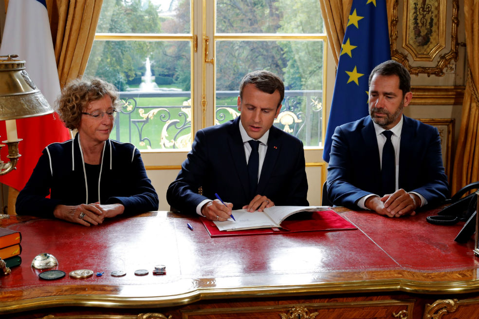 El mandatario en compañía de la portavoz del Gobierno, Christophe Castaner, y su ministro de Trabajo, Muriel Penicaud, y/AFP