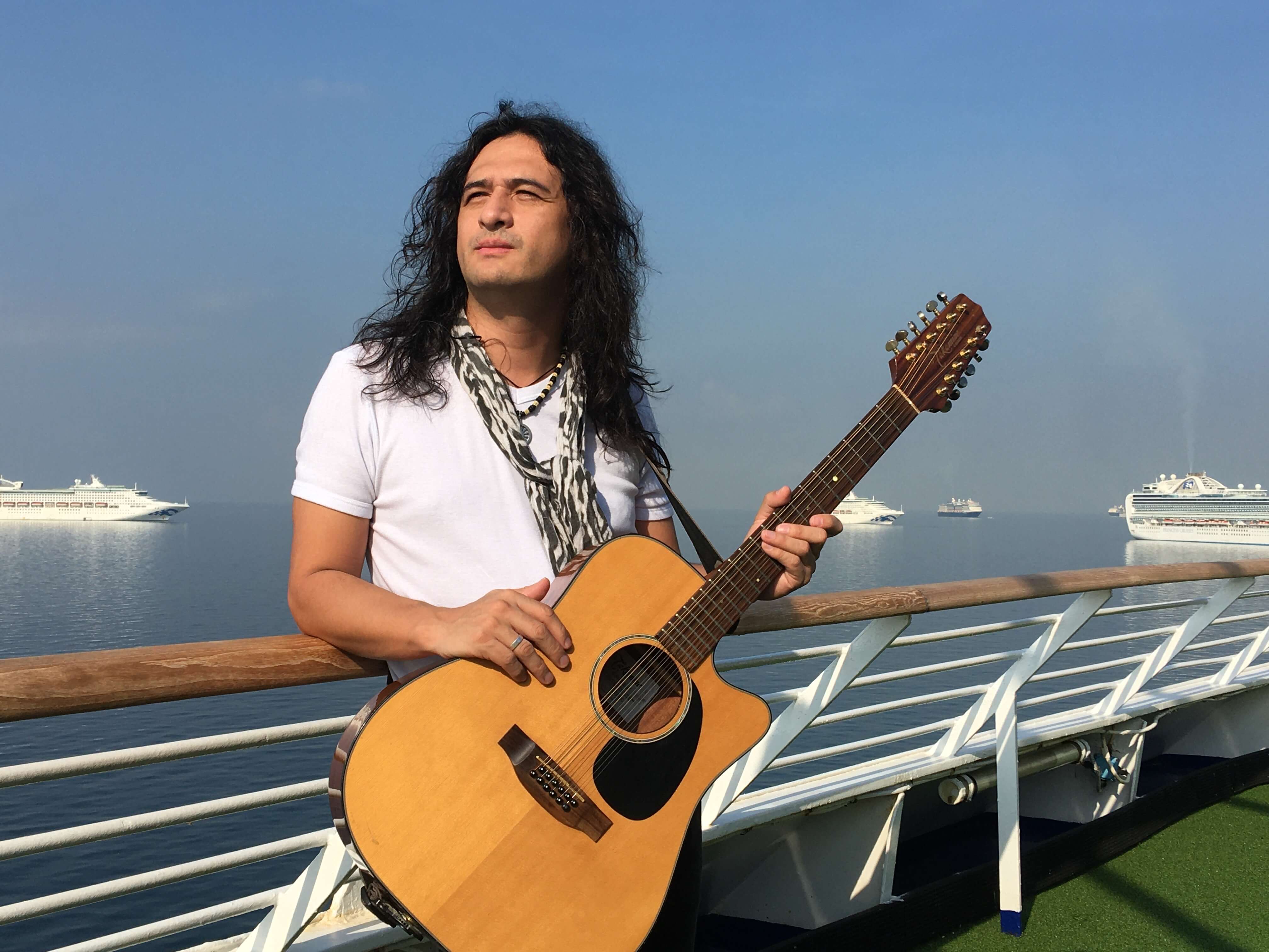 El colombiano atrapado en un crucero que canta para otros ‘varados’ en el mundo